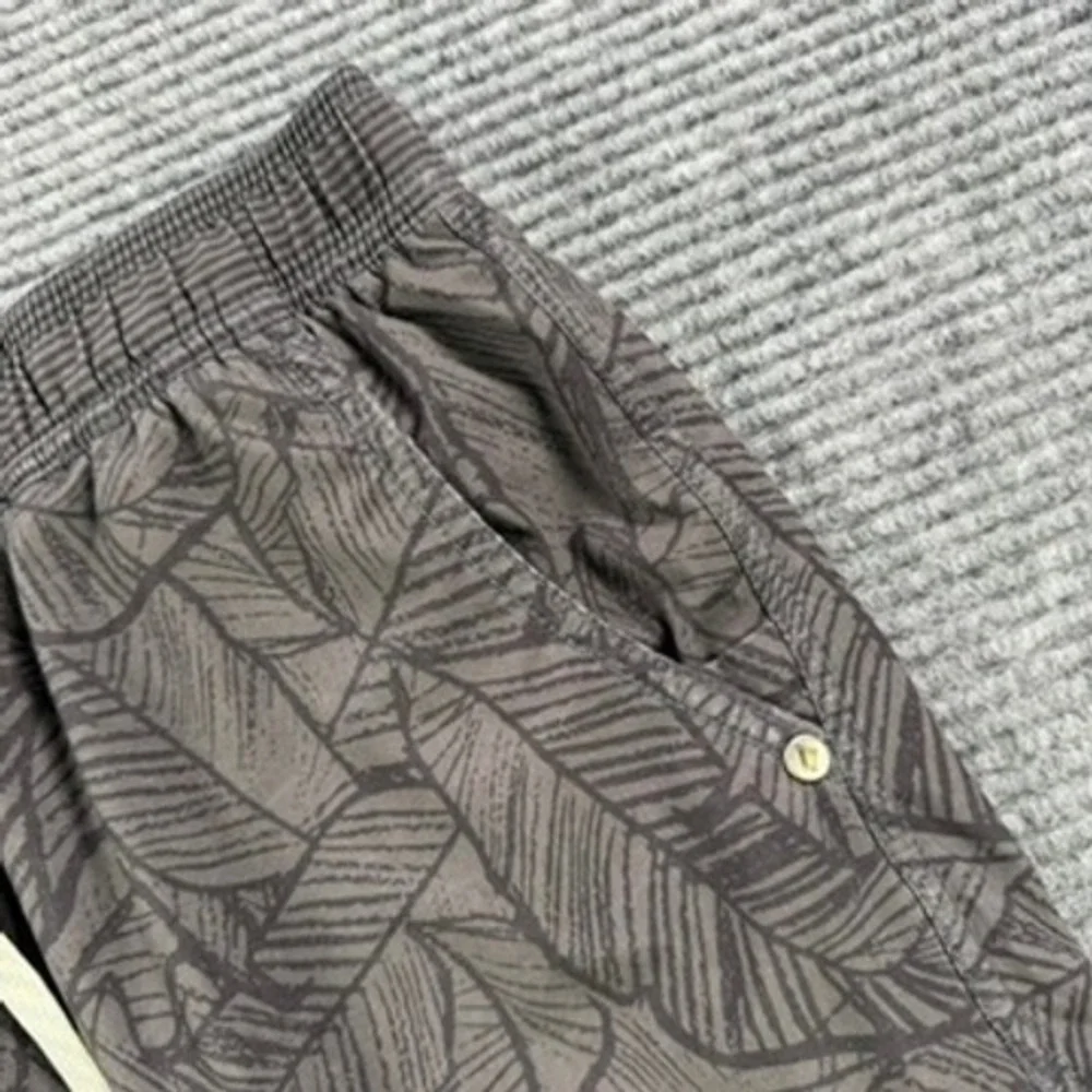 Vuori Kore Short Men 30 Charcoal Grey Palm Leaf Print Lined Athletic No Size Tag